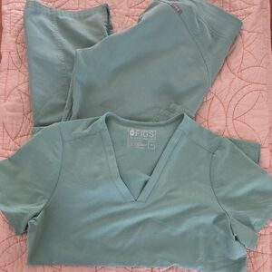 FIGS Jade scrubs set. Size M
